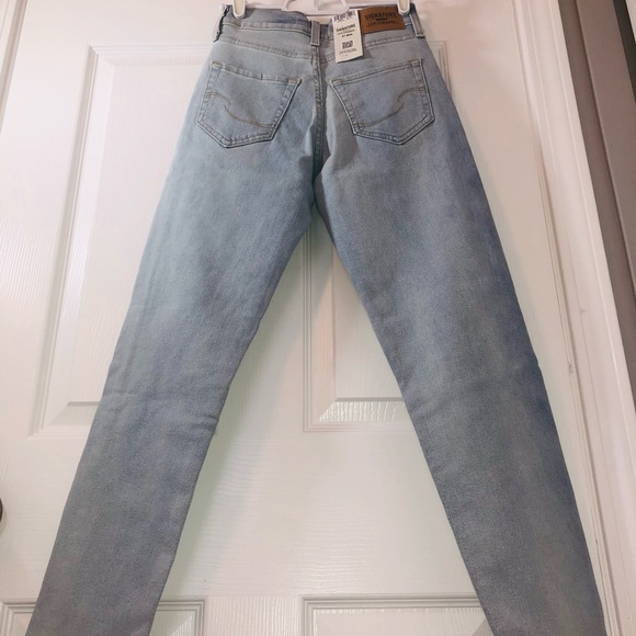 Levi’s juniors “mom jeans” (24) - Picture 7 of 8